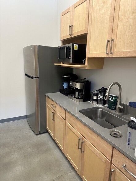 More Photos Of 653 McCorkle Blvd, Westerville Flex For Lease