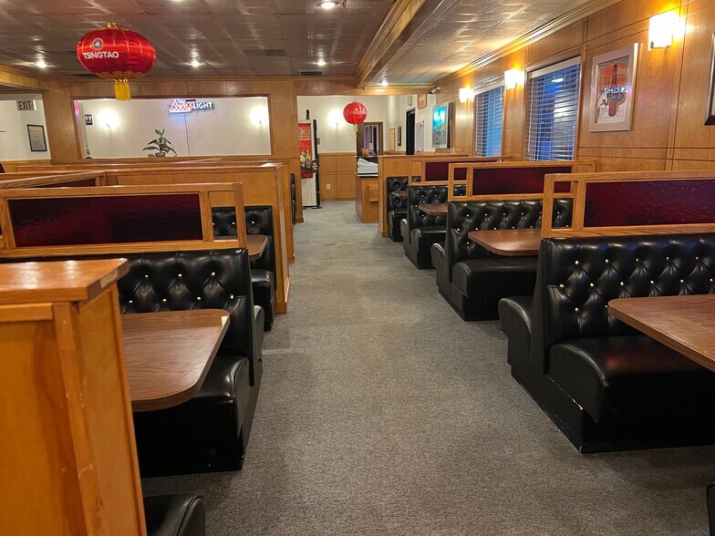 More Photos Of 325 Main St, Dallas Restaurant For Sale