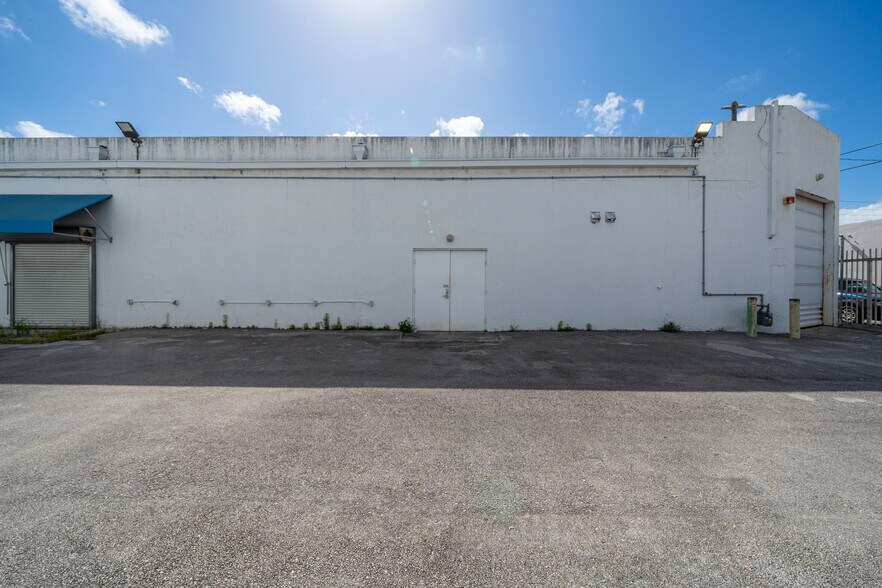 More Photos Of 2585 NW 21st Ter, Miami Warehouse For Lease