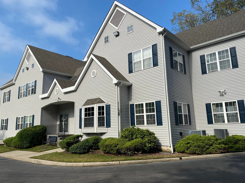 More Photos Of 28 N Country Rd, Mount Sinai Medical For Lease
