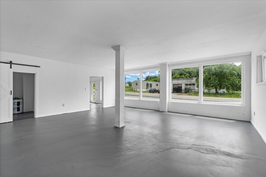 More Photos Of 125 W Indiana Ave, Whitwell Office For Sale