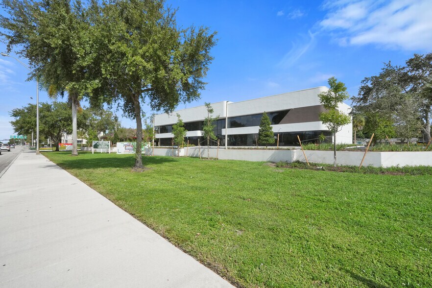 More Photos Of 4690 S University Dr, Davie Freestanding For Lease