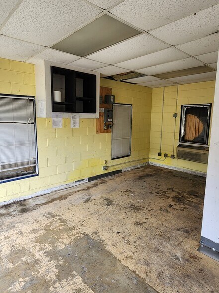 More Photos Of 2632 Spruce St, Montgomery Self Storage For Lease