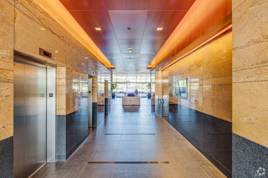 More Photos Of 16100 N 71st St, Scottsdale Office For Sale