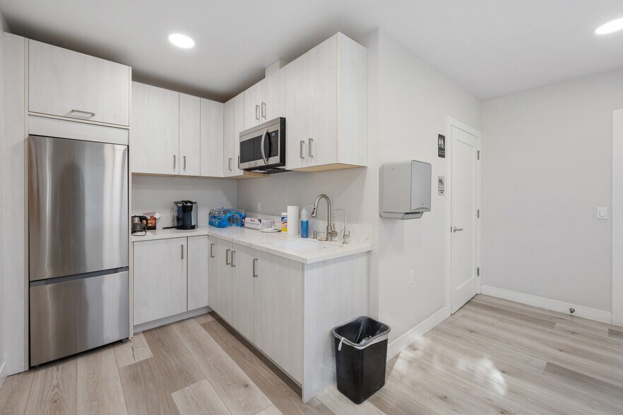 More Photos Of 121-123 S Victory Blvd, Burbank Storefront Retail Office For Sale