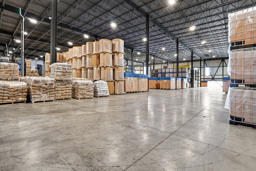 More Photos Of 11235 Boul Métropolitain E, Montréal Distribution For Lease