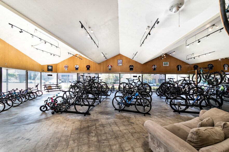 More Photos Of 2501 Honolulu Ave, Montrose Freestanding For Lease