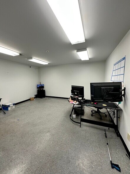 More Photos Of 130 S Fairview Rd, Rocky Mount Flex For Sale