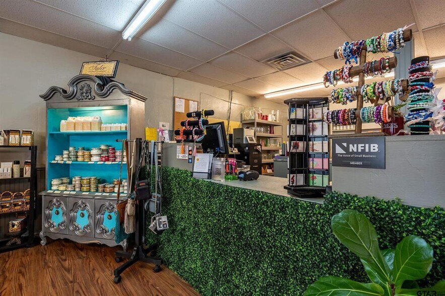 More Photos Of 114 W Broad St, Mineola Storefront For Sale