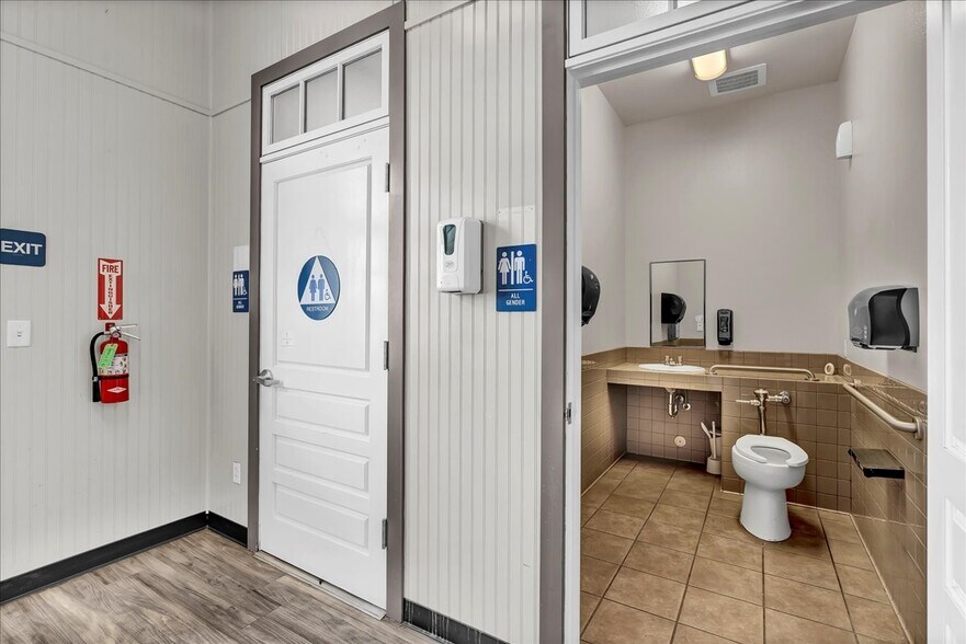 More Photos Of 504 W 7th St, Hanford Freestanding For Sale