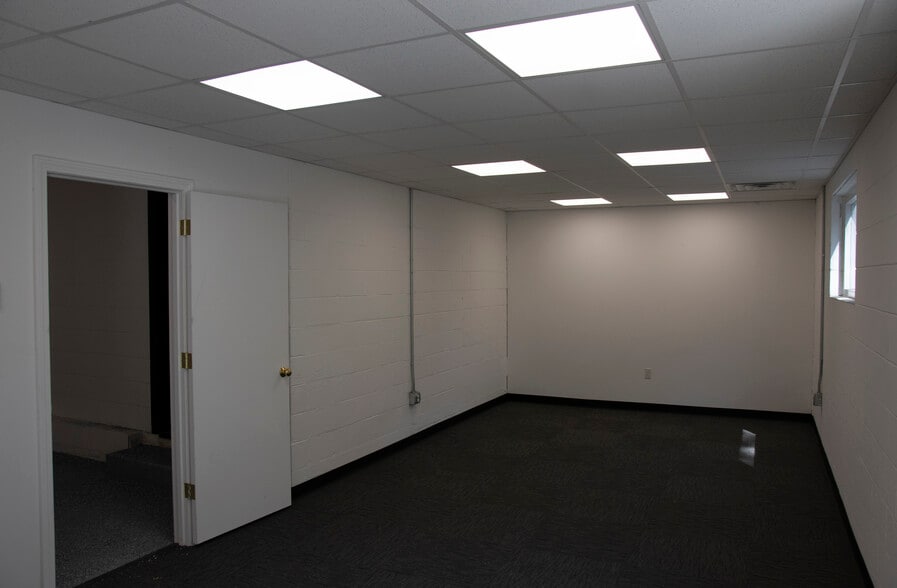 More Photos Of 41 Elm St, Stoneham Warehouse For Lease