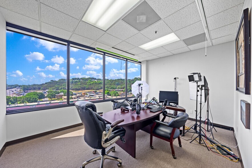 More Photos Of 222 S Sidney Baker St, Kerrville Office For Lease