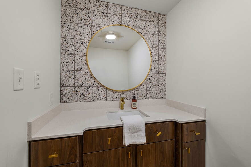 More Photos Of 14733 Dutchmans Dr, Rogers Hotel For Sale