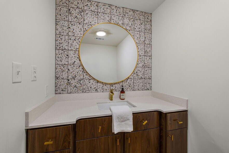 More Photos Of 14733 Dutchmans Dr, Rogers Hotel For Sale