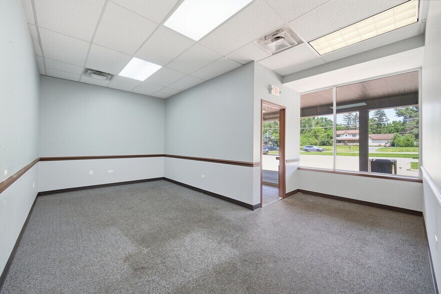 More Photos Of 944 E Roosevelt Rd, West Chicago Storefront For Lease