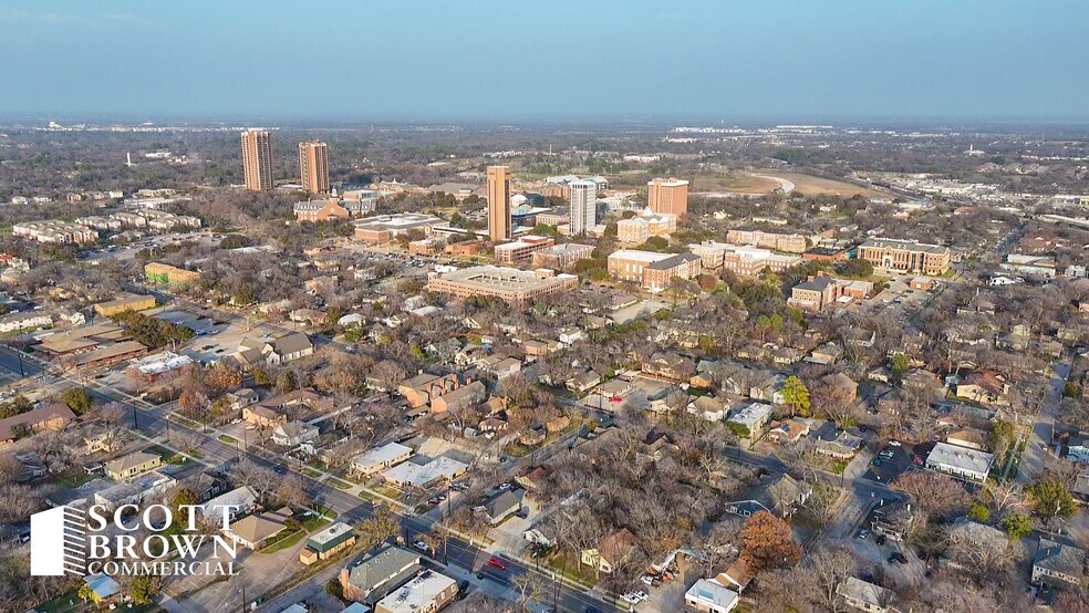More Photos Of 934 N Locust St, Denton Office For Lease