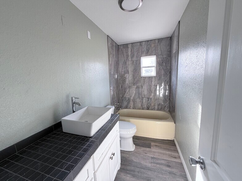More Photos Of 620 Brazosport Blvd N, Clute Flex For Lease