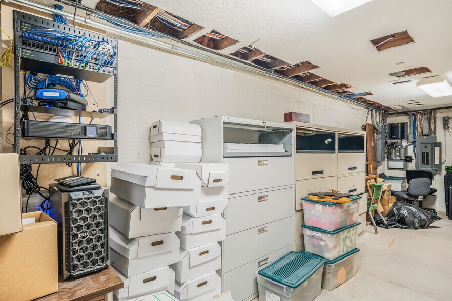 More Photos Of 645 Hawthorne Dr, Omro Veterinarian Kennel For Sale