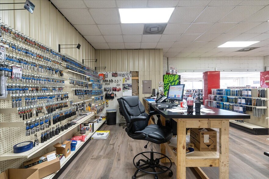 More Photos Of 317 General Daniel Ave N, Danielsville General Retail For Sale
