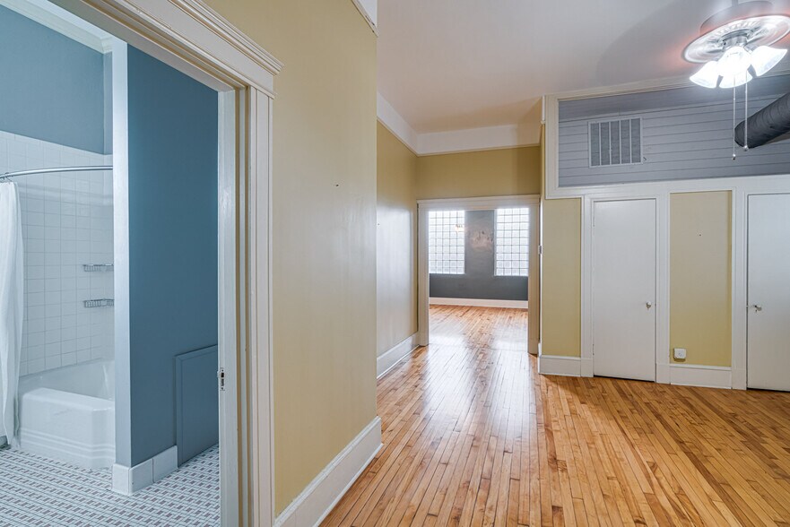 More Photos Of 339 Madison Ave, Memphis Storefront Retail Office For Sale