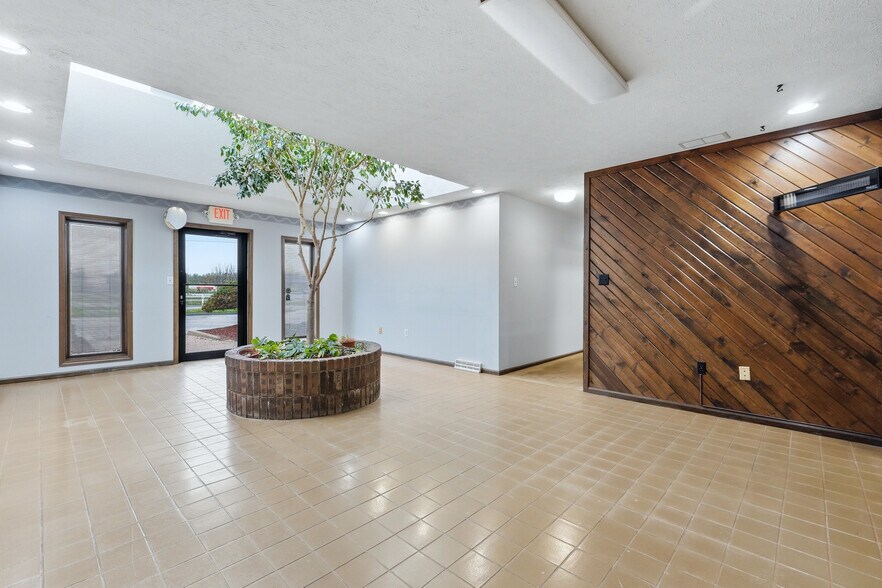 More Photos Of 3201 E Center St, Warsaw Office For Sale