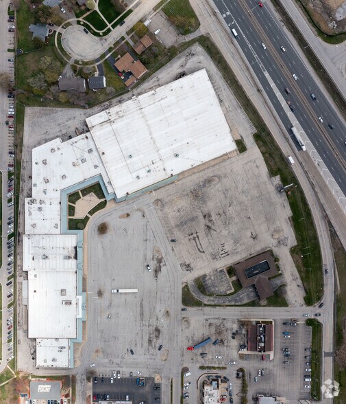 More Photos Of 350 S Bolingbrook Dr, Bolingbrook Unknown For Lease