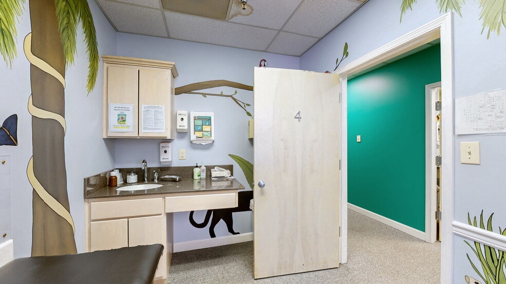 More Photos Of 1701 Spring St, Jeffersonville Medical For Sale
