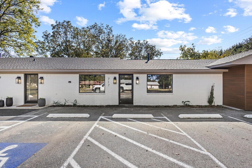 More Photos Of 717 E Liberty St, Pilot Point Storefront Retail Office For Lease