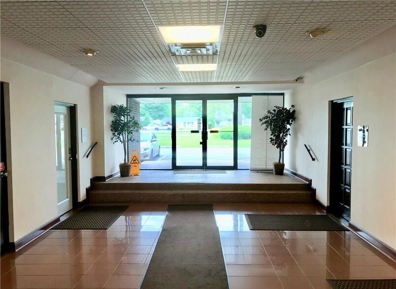 More Photos Of 1395 E Dublin Granville Rd, Columbus Office For Lease