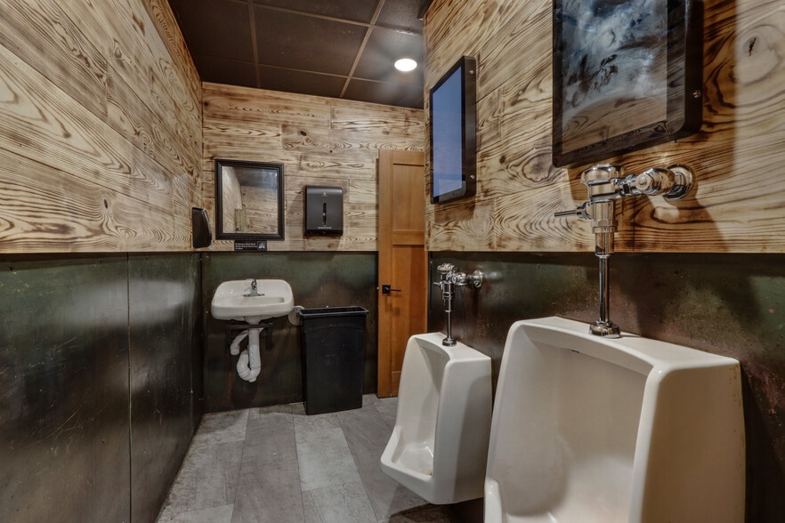 More Photos Of 631 S Broadway St, Menomonie Bar For Sale