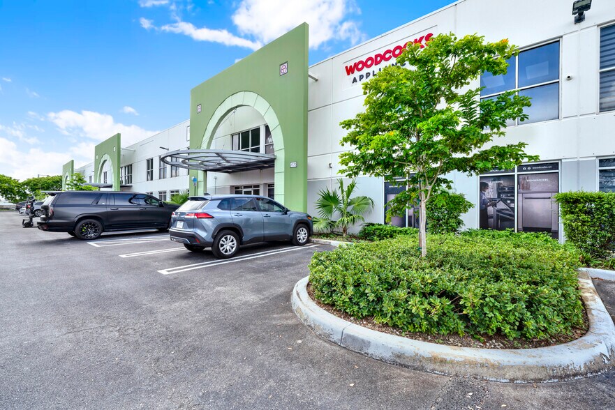 More Photos Of 7860 NW 46th St, Doral Distribution For Lease
