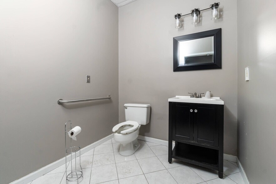 More Photos Of 1051 Farmington Ave, Farmington Unknown For Lease