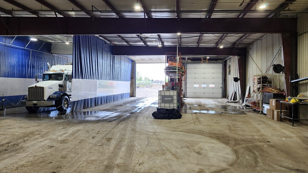 More Photos Of 78 Pth 52 W, Steinbach Distribution For Sale