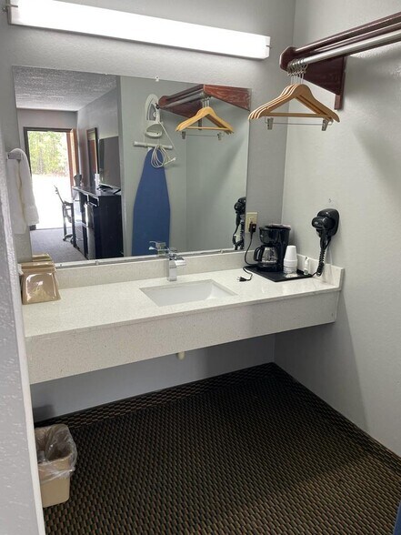 More Photos Of 1408 E Church St, Warren Hotel For Sale