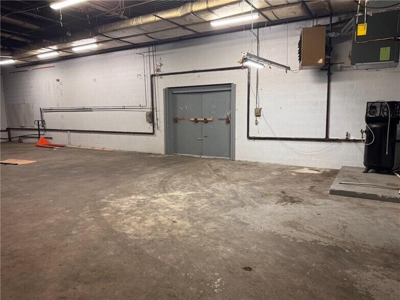 More Photos Of 19 Silver St, Rochester Distribution For Sale