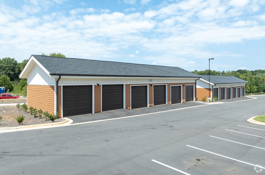 More Photos Of 930 W Mallard Creek Church Rd, Charlotte Apartments For Lease