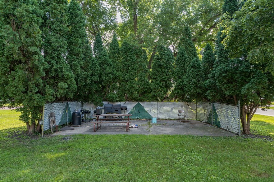 More Photos Of 3200 S Maple Ave, Slayton Apartments For Sale