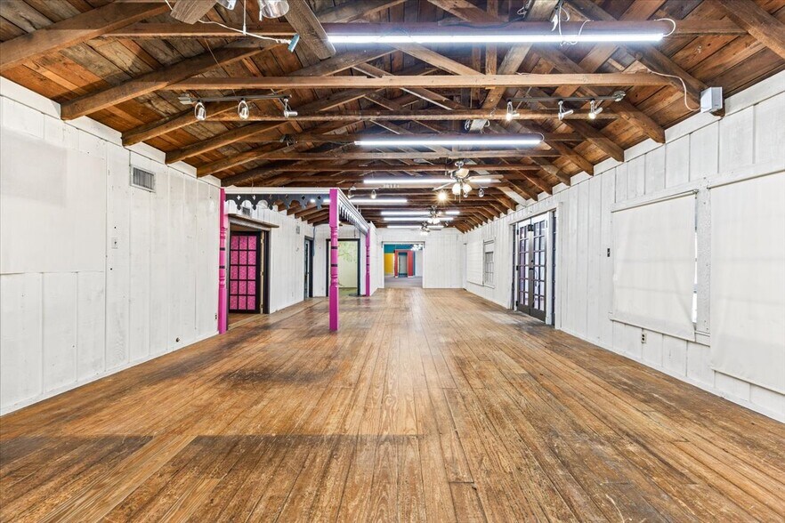 More Photos Of 918 10th St, Floresville Land For Lease