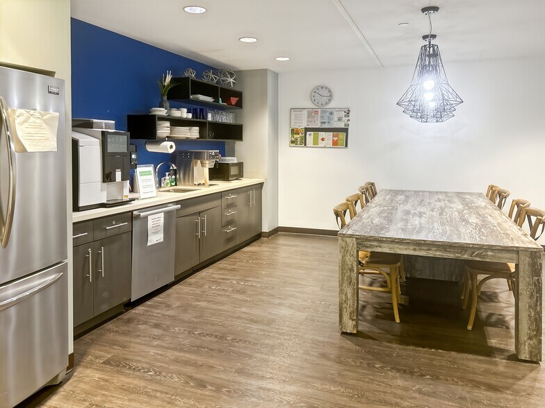 More Photos Of 1111 Boul Dr-Frederik-Philips, Montréal Coworking Space