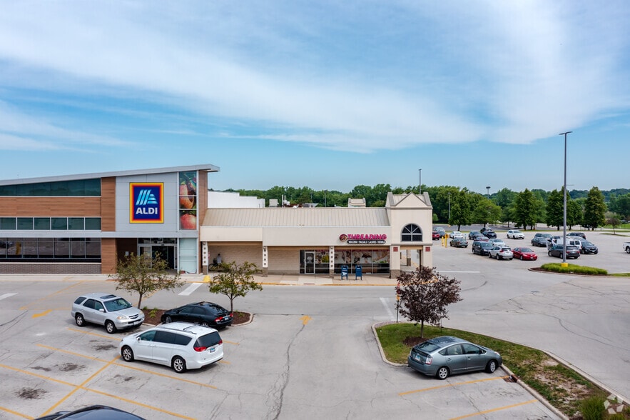 More Photos Of 257-363 N Weber Rd, Bolingbrook Unknown For Lease