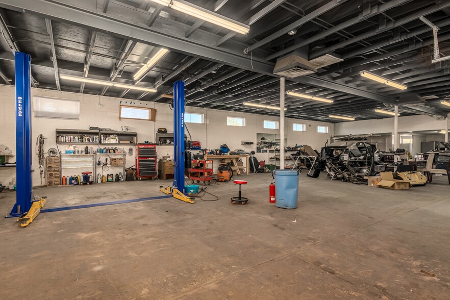More Photos Of 906 E Broadway Rd, Phoenix Warehouse For Sale