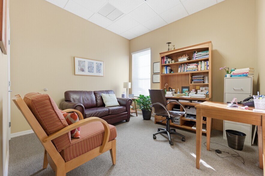 More Photos Of 17407 Bridge Hill Ct, Tampa Medical For Sale