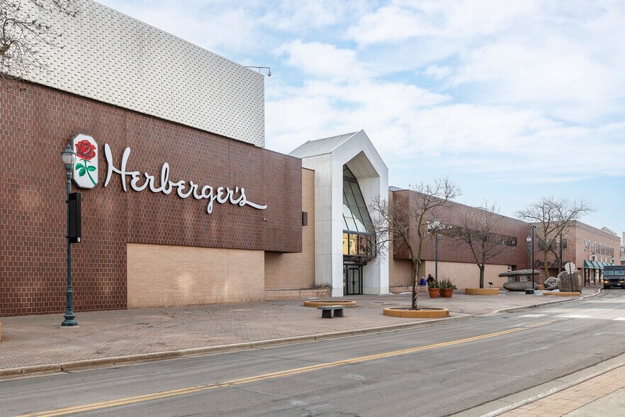 More Photos Of 600-660 W Saint Germain St, Saint Cloud Freestanding For Sale