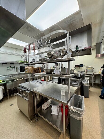 Primary Photo Of 595 N Moorpark Rd, Thousand Oaks Freestanding For Lease