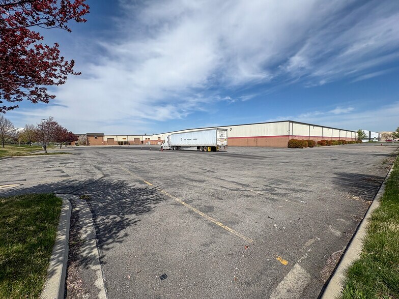 More Photos Of 3790 W Great Lakes Dr, Salt Lake City Manufacturing For Lease