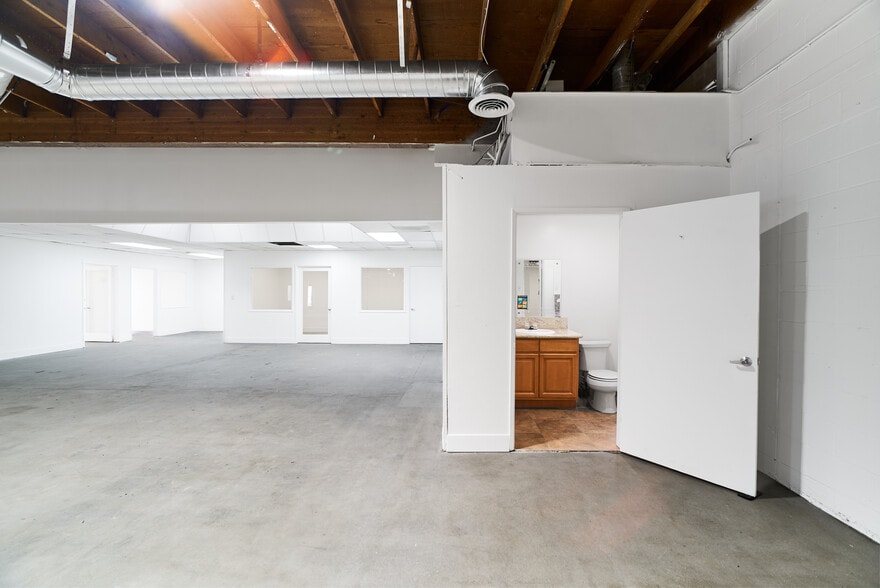 More Photos Of 15013-15019 Califa St, Van Nuys Manufacturing For Lease