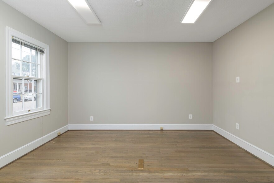 More Photos Of 1802 Augustine Ave, Fredericksburg Office Residential For Lease
