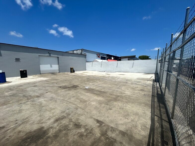 More Photos Of 5715 Rodman St, Hollywood Warehouse For Lease