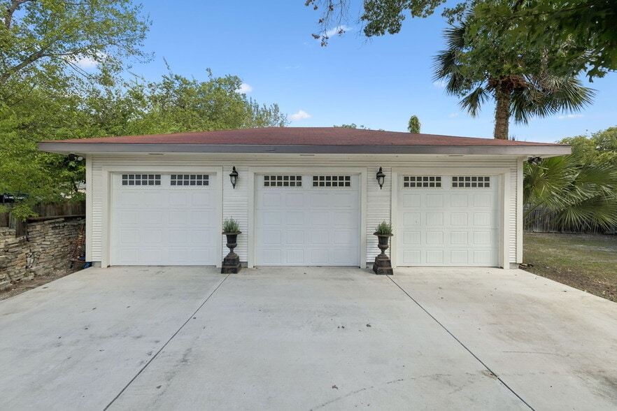 More Photos Of 321 E Dewey Pl, San Antonio Office For Sale