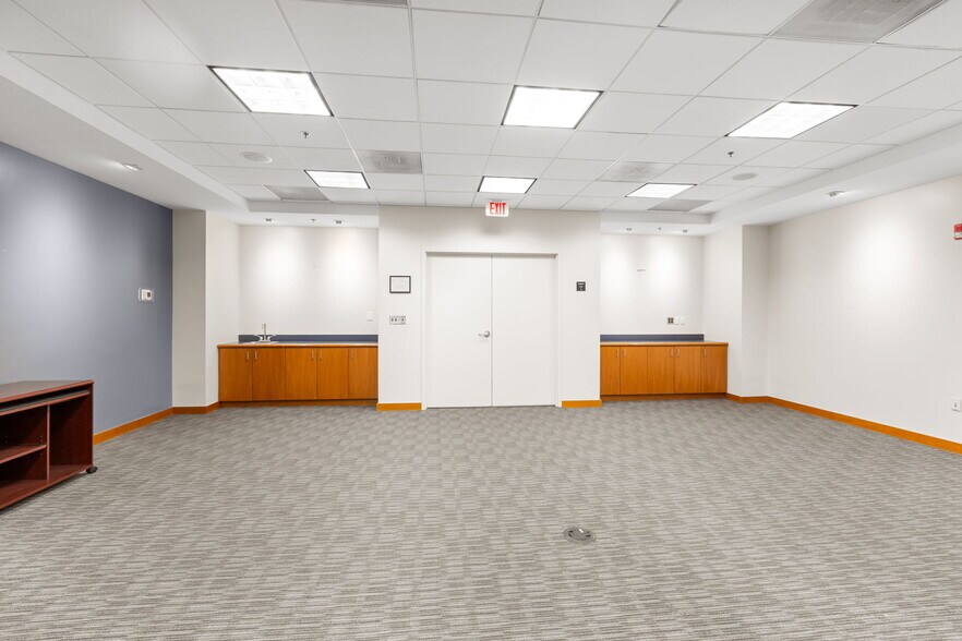 More Photos Of 10 Center St, Stafford Office For Lease